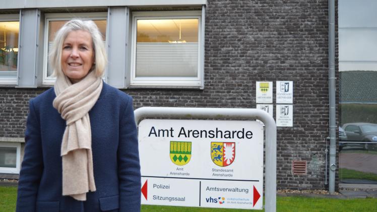 Petra Bülow vor dem Verwaltungsgebäude des Amtes Arensharde in Silberstedt. Sie will bei der Kommunalwahl im Mai nicht erneut als Bürgermeisterin von Hollingstedt kandidieren. 