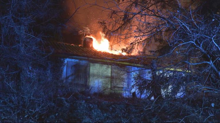 Ein Brand hat ein Wohnhaus in Sandkrug in der Nacht zu Sonntag komplett zerstört.