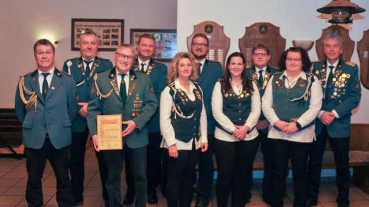 Die geehrten und die auf der Versammlung gewählten Mitglieder des
 Vorstand des Schützenvereins Ueffeln-Balkum.