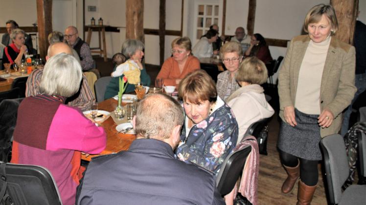 Die ehrenamtlichen Helfer erlebten in der Pfarrscheune Alt Meteln einen unterhaltsamen Abend mit vielen interessanten Gesprächen.