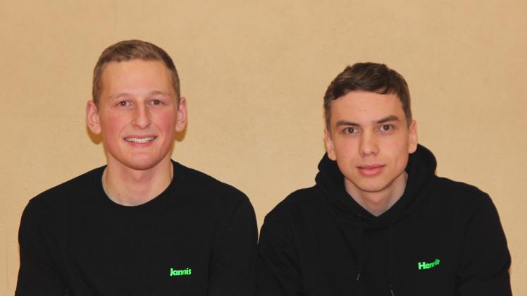 JannisWojnarowski (li.) und Henrik Reis absolvieren gegenwärtig ein Freiwilliges Soziales Jahr beim TSV Munkbrarup.
