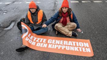 Klimakleber blockieren den Verkehr auf der Sonnenstraße, Protestaktion der Letzten Generation, München, 20.12.2022 Deut