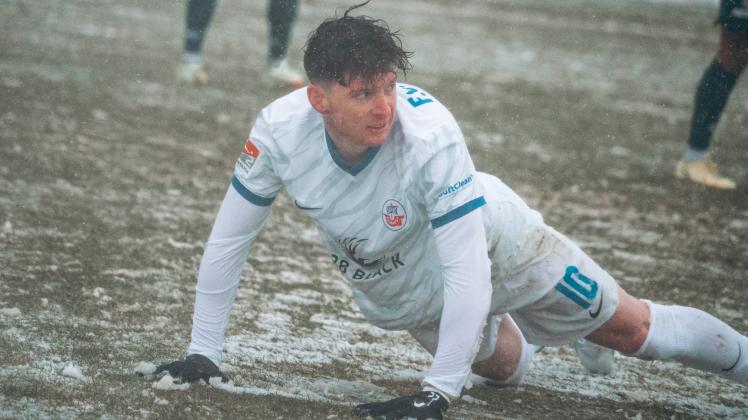 Mittelfeldspieler Haris Duljevic vom FC Hansa Rostock am Boden. Es war eine Schlitterpartie gegen Lech Posen.