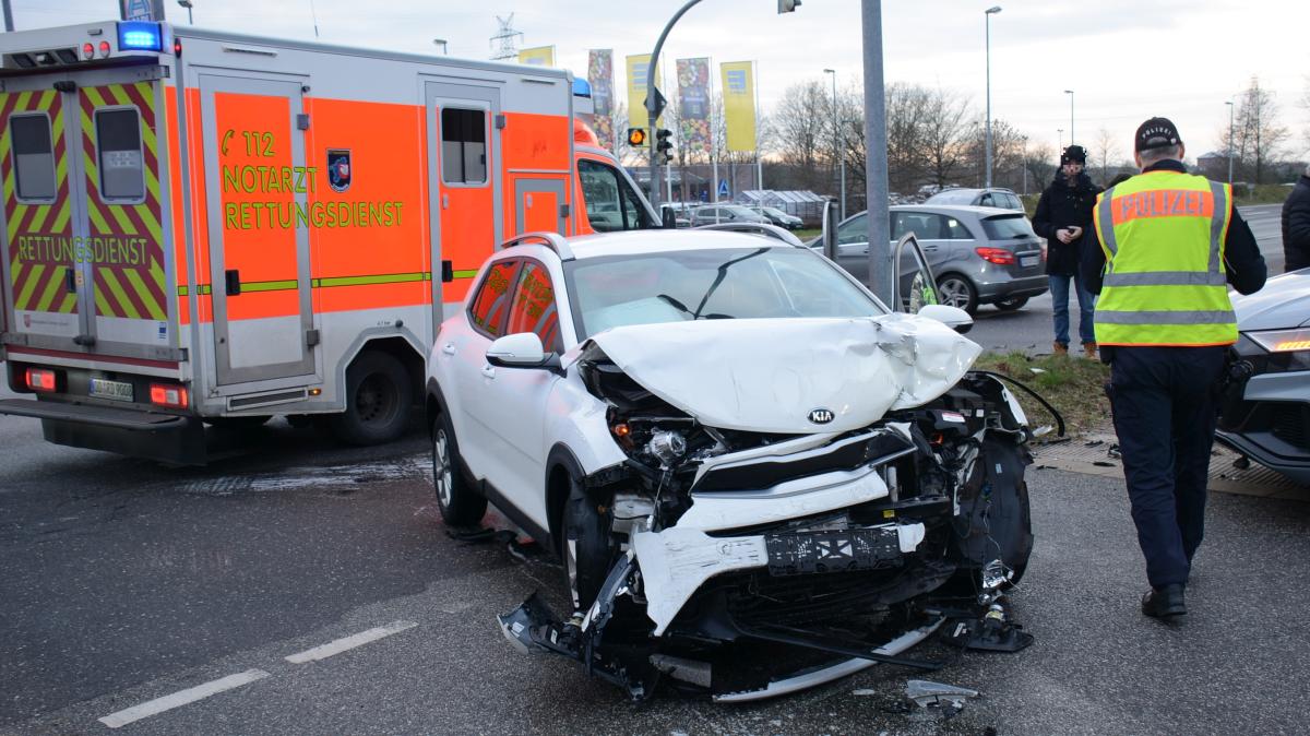 Unfall Reinbek-Schönningstedt: Pkw Kollidieren Auf Kreuzung | SHZ