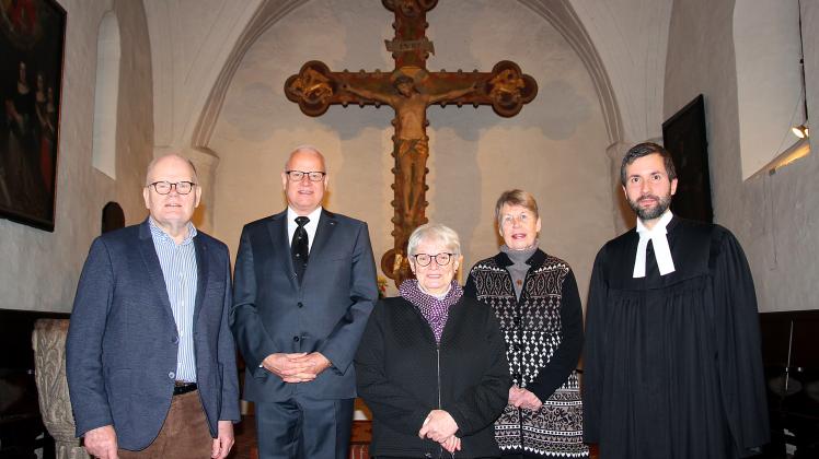 Der neue Kirchengemeinderat in Munkbrarup mit dem Vorsitzenden Klaus Matthiesen (v.l.) sowie Uwe Painer, Margarethe Reimer, Gisela Walter und Pastor Jan-Philipp Behr. Es fehlt Regina Maack.