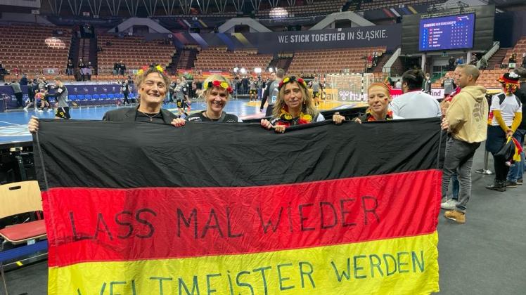 „Lass mal wieder Weltmeister werden“, schlagen Julia Gelhardt, Britta Preuß, Iris Behnke und Kirsten Westermann dem DHB-Team in Katowice vor.