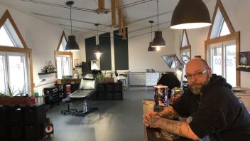 Oliver Schwenkert in seinem Tattoo-Studio am Bahnhof in Tarp.