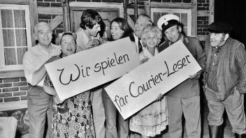  „Wenn de Hahn kreiht“ von August Hinrichs wurde in der Spielzeit 1973/74 mit Courier-Werbung gespielt: Willi Schewel (von links), Ella Baudrexel, Diethard Wittholz, Heike Botha-Sellheim, Wilhelm Bruhn, Leni Hirche, Hans Münz, Werner Rathje.