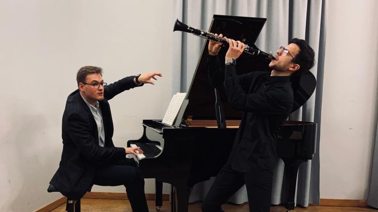 Spielen zum 15-jährigen Bestehen des Zentrums für Verfemte Musik an der HMT Rostock: das Duo Ruben Mirzoian (Klarinette) und Philipp Thönes (Klavier). 