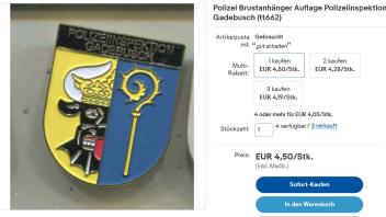 Für 4,50 Euro wird auf Ebay ein Anstecker der Polizeiinspektion Gadebusch angeboten.
