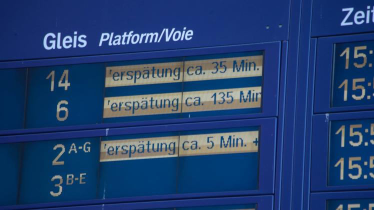 informationstafel mit verspätungen auf dem hauptbahnhof berlin informationstafel mit verspätungen auf dem hauptbahnhof b