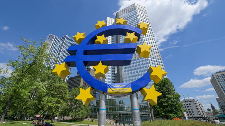 Euro Logo, Eurotower, EZB, Kaiserstraße, Frankfurt am Main, Hessen, Deutschland *** Euro Logo, Eurotower, ECB, Kaiserstr