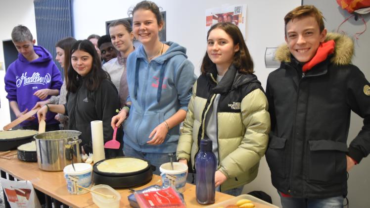 Auch kulinarisch stand das Nachbarland Frankreich am Montag im Fokus im Gymnasium Ganderkesee: Schüler verkaufen Crêpes und Madeleines für den guten Zweck.