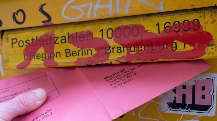Briefwahl - Einwurf des Wahlbriefes mit den Stimmzetteln in einer Berliner Briefkast anlässlich der bevorstehenden Wiede