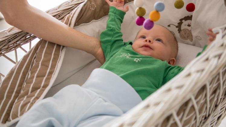 Babys sollten zum Schlafen auf einer festen Unterlage liegen