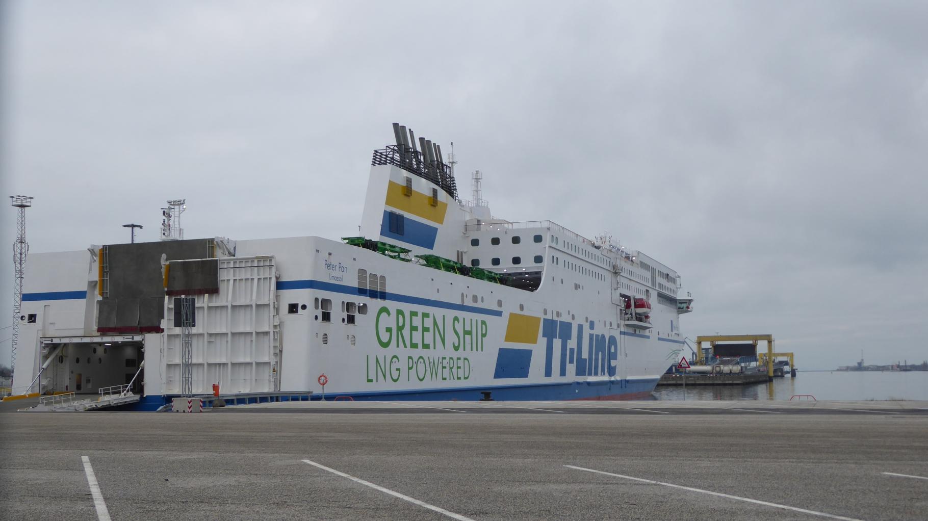 Grüne Fähre läuft erstmals im Rostocker Hafen ein