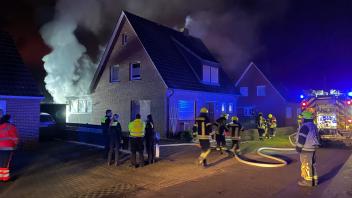 Mit 32 Einsatzkräften war die Feuerwehr in Papenburg-Untenende am Montagabend im Einsatz.