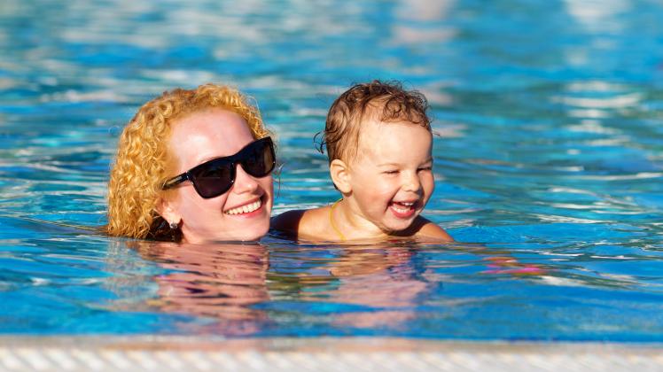 Mother and daughter in the pool, Happy mother and little daughter in the pool model released, Symbolfoto , 04.02.2020 21