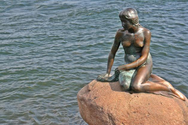 Weltberühmt: die kleine Meerjungfrau in Kopenhagen.