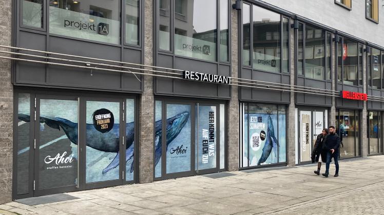 Die Fensterbeklebung weist schon auf das neue Restaurant in Osnabrück hin. Das „Ahoi“ eröffnet im Gebäude Domhof 9.