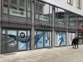 Die Fensterbeklebung weist schon auf das neue Restaurant in Osnabrück hin. Das „Ahoi“ eröffnet im Gebäude Domhof 9.