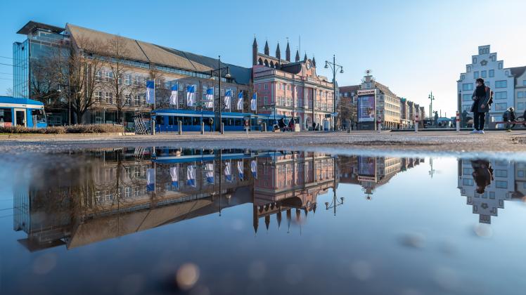 Das Rostocker Rathaus und umliegende Gebäude spiegeln sich in einer Pfütze.
Neuer Markt
Foto: Georg Scharnweber