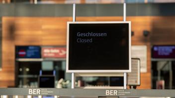 Warnstreik BER: Rechte Reisende