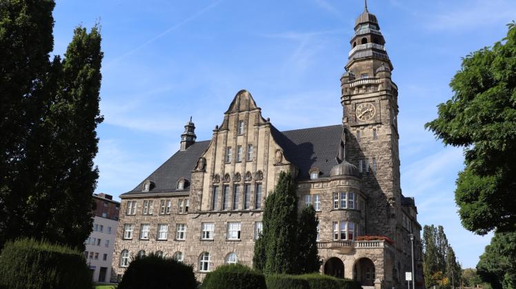 Der blaue Himmel täuscht. Über dem rathaus Wittenberge hängt nicht nur der schatten des Brandenburg-Pakets.