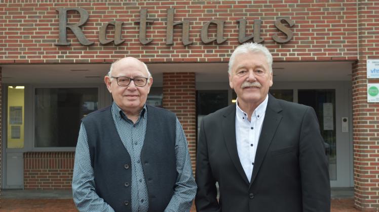 Sie sind die beiden letzten Mitglieder des ersten Dörpener Samtgemeinderates: Josef Kimman (links) und Hermann Wilkens können sich noch gut an die Anfänge nach der Gebietsreform erinnern.