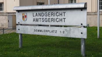 Eine breite Tafel mit entsprechender Aufschrift steht vor dem Landgericht Schwerin