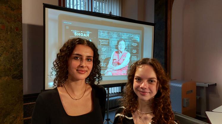 Bei der Landespressekonferenz stellten die Schülerinnen des Eldenburg-Gymnasiums aus Lübz Annabell Weber (l.) und Alma Hoge das Projekt „Als junger Mensch in der Shoa“ vor. 