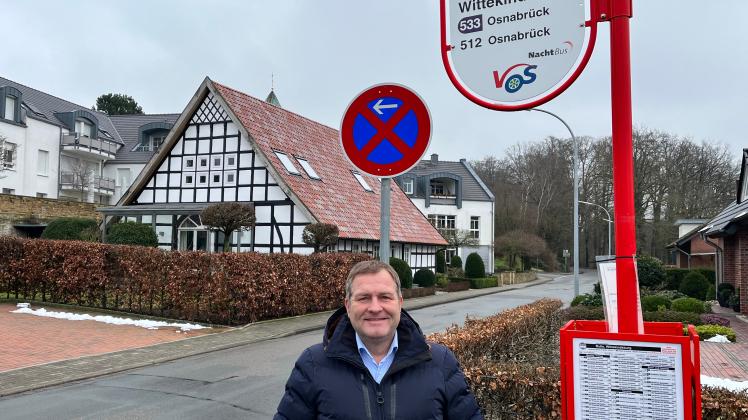 Freut sich über die Landesmittel für den ÖPNV in Wallenhorst: Guido Pott (MdL) an der Haltestelle „Wittekindsburg.“