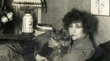 COLETTE Portrait de COLETTE (1873-1948) avec ses chats. Photographie MANUEL Henri (1874-1947) vers 1930. Credit : Collec