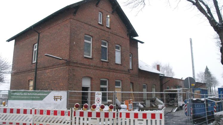 Ende Februar kommt der Bagger: Das ehemalige Hohenwestedter Bahnhofsgebäude sollte eigentlich schon vor einem Jahr abgerissen werden.
