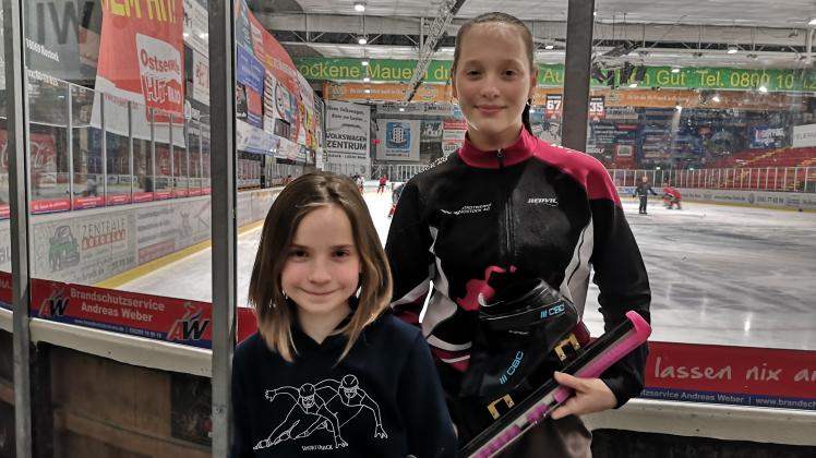 Kassandra Lotta Häupl (15/rechts) mit ihrer jüngeren Schwester Greta (11), die ebenfalls ein vielversprechendes Shorttrack-Talent ist.