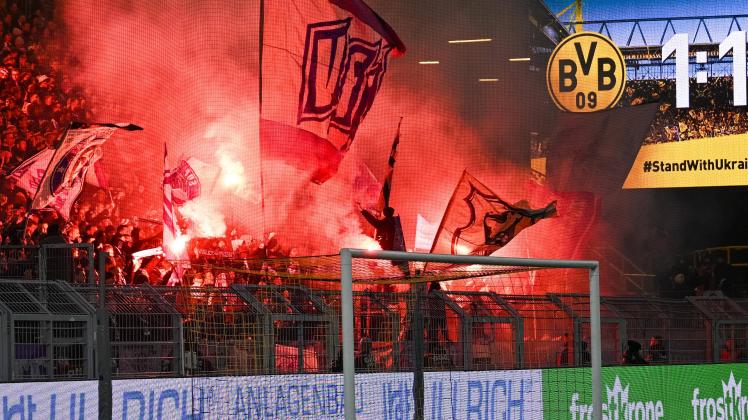 Die Fans von Osnabrueck zuenden nach dem Tor zum 1:1 erneut die Bengalos. Borussia Dortmund II vs. VfL Osnabrueck, Fussb