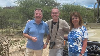 Kevin Drewes (Mitte) berichtet für die Hilfsorganisation Fly & Help: Dabei erlebt er Stars wie Ireen Sheer und Patrick Lindner hautnah. Afrika, Namibia, Safari