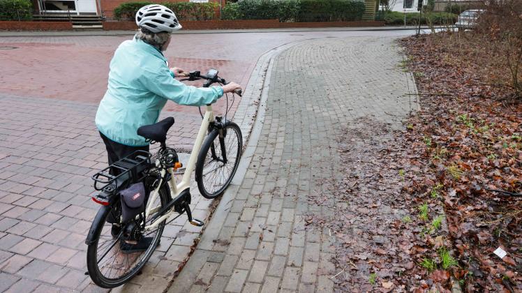 Osnabrück: 77-Jährige stürzt mit Rad über unter Laub verdeckten Bordstein - und verklagt nun die Stadt auf Schmerzensgeld 19.01.2023