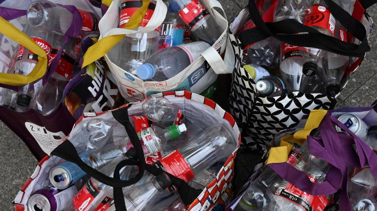 Mehrere gefüllte Taschen mit Pfandflaschen von Einweg- oder Mehrwegflaschen *** Several filled bags with deposit bottles