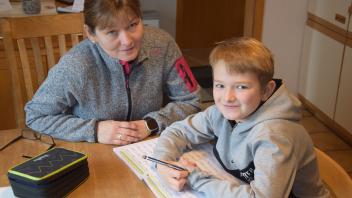 Wenn Carola Andresen ihren Sohn Tjark bei den Hausaufgaben unterstützt, darf es keinerlei Nebengeräusche geben.