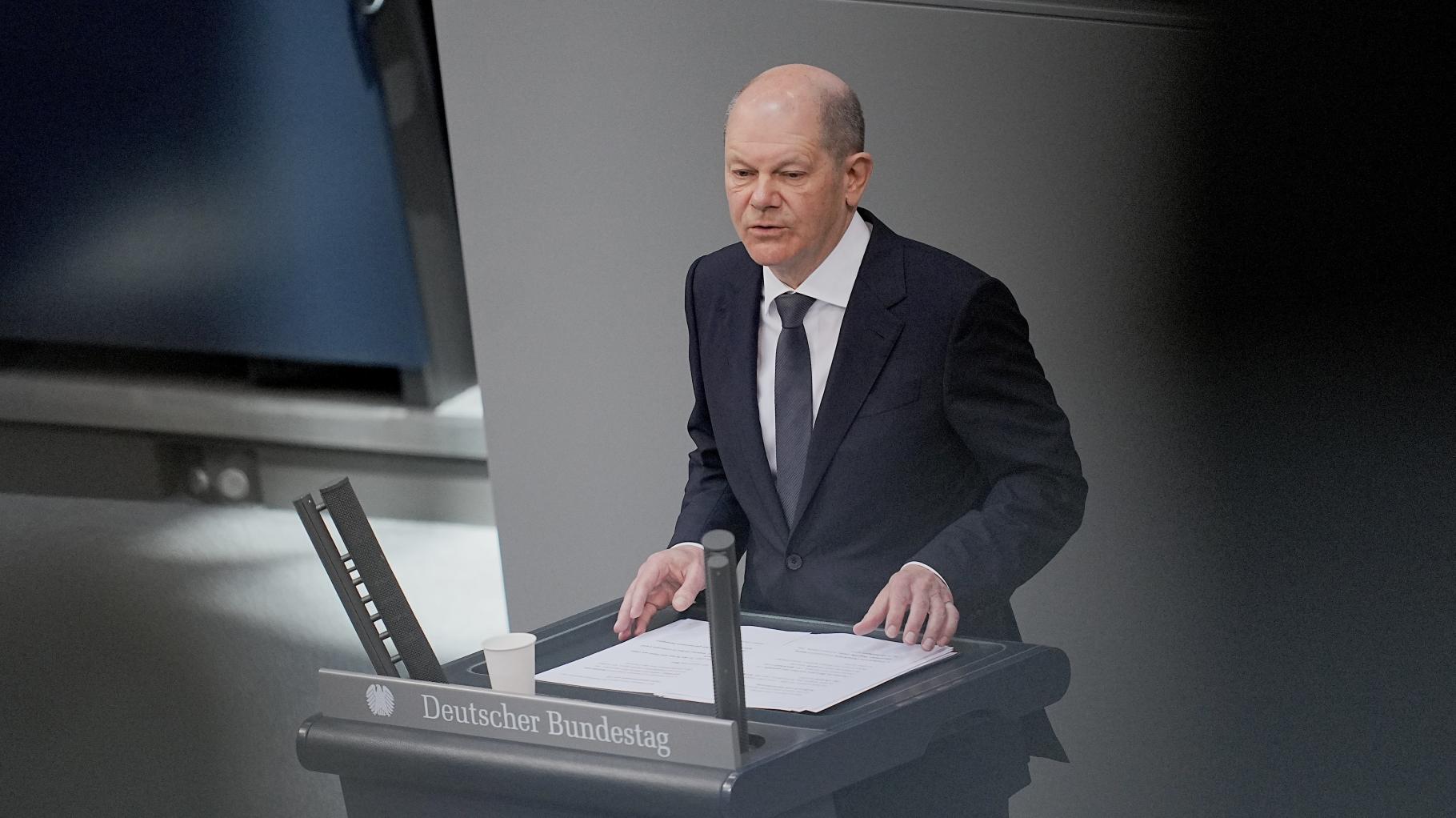 Kanzler steht im Bundestag Rede und Antwort: Warum kam die Leopard-Zusage so spät?