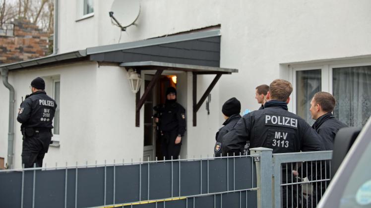 Drogen-Razzien im Landkreis Rostock: Ermittler schlugen im Morgengrauen in neun Objekten in Kröpelin und Bad Doberan zu – 2 Festnahmen 