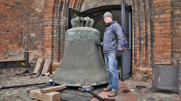Am Mittwochmorgen wurden insgesamt fünf Glocken zur Petrikirche in die Rostocker Altstadt transportiert.
