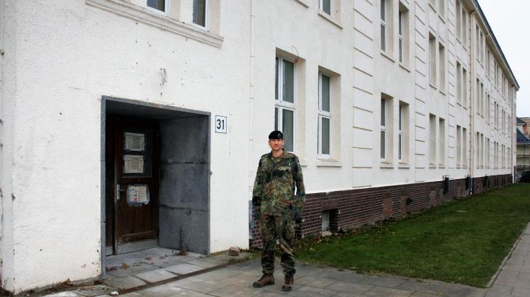 Sichtbares Zeichen des Sanierungsbedarfes: Kommandeur Dr. Hendrik Hoffmann vor dem seit 14 Jahren leer stehenden Unterkunftsgebäude.