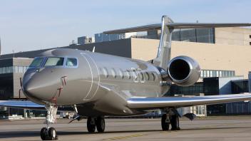 Auf dem Flughafen Zürich geparkte Businessjets verschiedenster Typen während des WEF. Im Bild ein Jet vom Typ Gulfstream