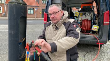 Fachmann Heiko Schwindtner war in Gadebusch im Einsatz und lokalisierte mit Hilfe eines Messwagens Kabelschäden.