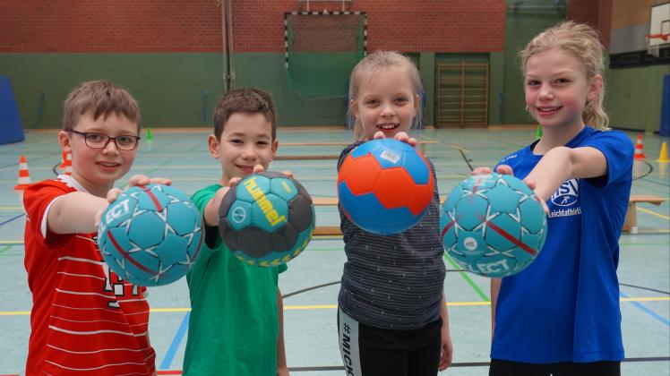 Hatten sichtlich Spaß am Handball-Aktionstag in der Sporthalle St. Ursula in Haselünne: (v.l.) Fiete, Jan-Bernd, Lanah und Marie. Die beiden Mädchen spielen bereits Handball im Verein.
