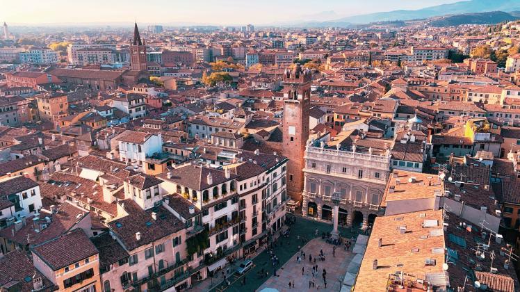 Die Piazza delle Erbe ist der älteste Platz in Verona.