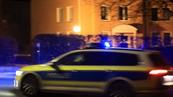 Neujahr 2023 in Osnabrueck, Niedersachsen am 01.01.2023, ein Polizeiauto fährt mit Blaulicht durch die Straße. Foto: Pae