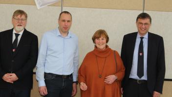 Peter Büll (von links), Michael Krohn, Ingeborg Pehrs und Jürgen Möller suchen zur Kommunalwahl noch Mitstreiterin ihren jeweiligen Parteien